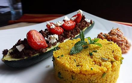 Courgette gevuld met lamsgehakt couscous en yoghurt harissasaus